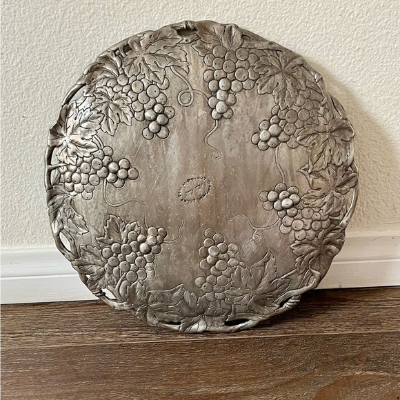 1995 Aluminum Arthur Decorative Grape Motif Plate D 12 inch - Picture 6 of 7